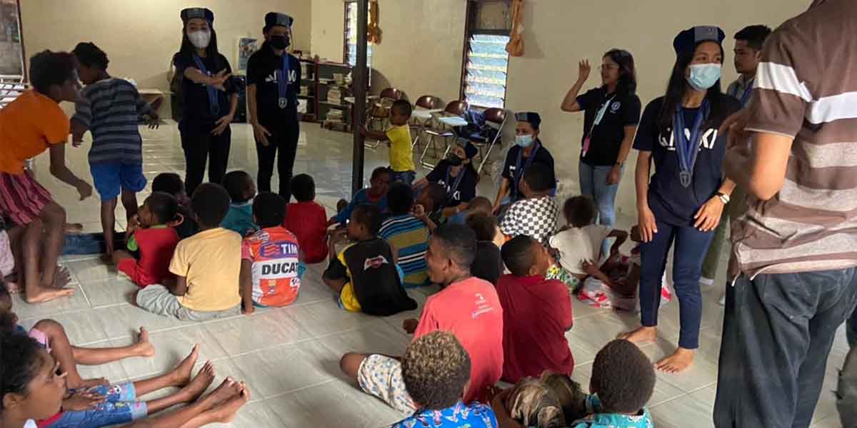 gmki-bagi-buku-ke-anak-anak-di-gorong-gorong-timika